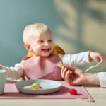 GULDVÄVARE Bib, pale pink - Image 2