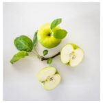 LÖVSKOGSLUND Scented candle in glass, Apple/light green, 12 hr - Image 2