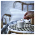 JÄMLIK Scented candle in glass, Vanilla/light beige, 20 hr - Image 3