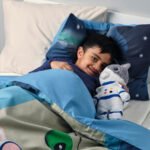 AFTONSPARV Soft toy with astronaut suit, cat, 28 cm - Image 3