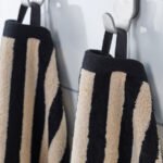 SLÅNHÖSTMAL Hand towel, black/light beige striped, 40x70 cm - Image 4