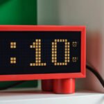 KORTLINJE Alarm clock with hygro-/thermometer, red, 18x6x7 cm - Image 2