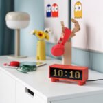 KORTLINJE Alarm clock with hygro-/thermometer, red, 18x6x7 cm - Image 3
