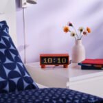 KORTLINJE Alarm clock with hygro-/thermometer, red, 18x6x7 cm - Image 6