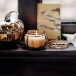 HÖSTAGILLE Scented candle in glass, Spiced pumpkin/green, 20 hr - Image 2