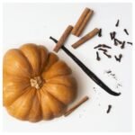 HÖSTAGILLE Scented candle in glass, Spiced pumpkin/green, 20 hr - Image 4