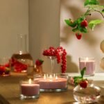 LOTSFÅGEL Scented candle in glass, red berries/light pink, 20 hr - Image 3