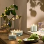 LOTSFÅGEL Scented candle in glass, apple/light green, 20 hr - Image 3